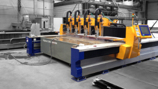 CNC-Wasserstrahlschneidanlage zur Bearbeitung von Bauteilen CNC-Wasserstrahlschneidanlage zur Bearbeitung von Bauteilen