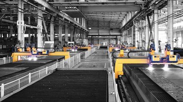 Acht Schneidanlagen die automatisiert über einen DEMAG-Prozesskran beschickt werden. Zu dieser hocheffizienten Lösung für einen chinesischen Konzern, bei der u.a. auch MicroStep-Software eine zentrale Rolle spielt.