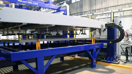 Fiber laser cutting system with automated material handling