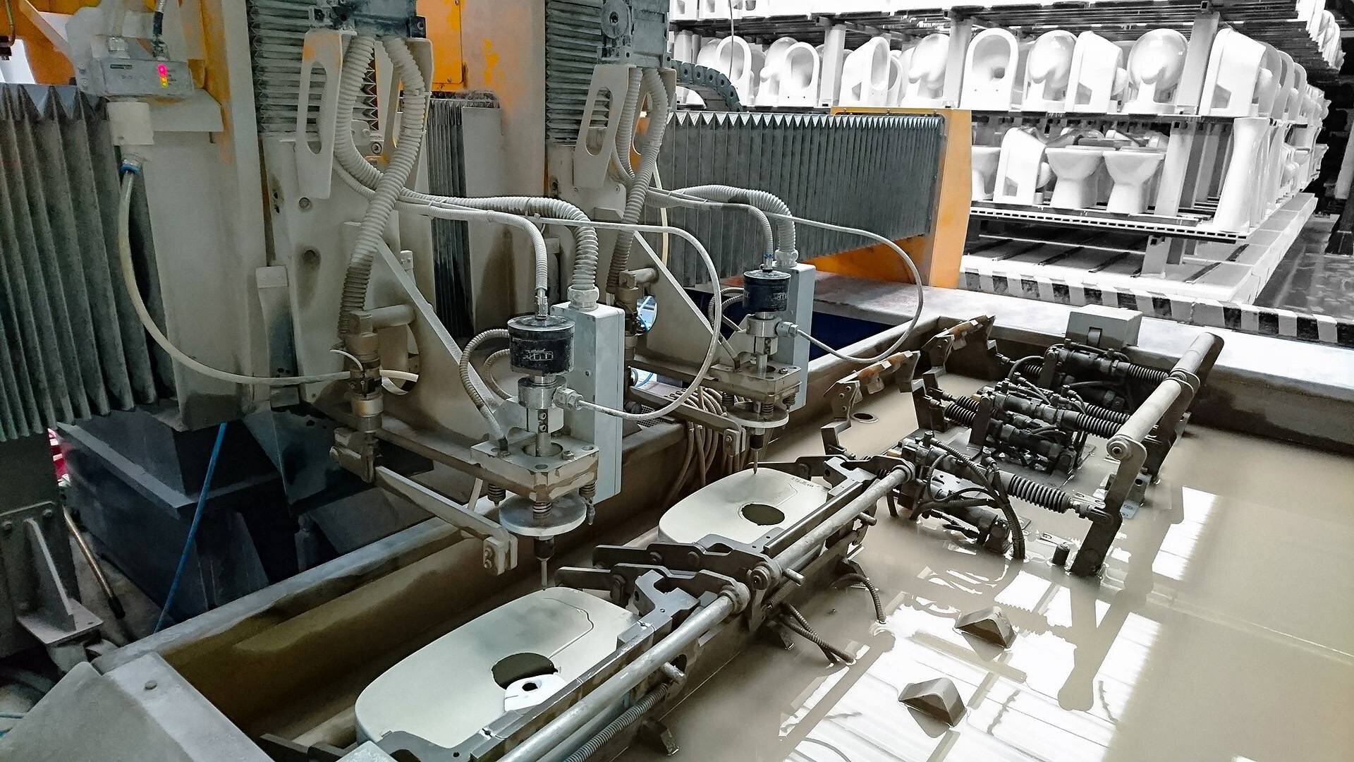 With the 2D cutting head, delicate cuts can be made on almost any material – whether steel, stone, glass, corrugated cardboard or plastics.