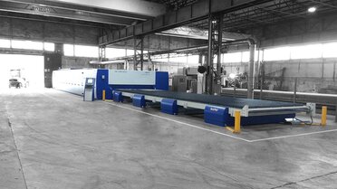 Well equipped for particularly large sheets: Two shuttle tables, each 12 m long and 3 m wide, are in operation at Acciai di Qualità S.p.A. in Italy. The 6 kW laser is equipped, among other things, with a rotator for weld edge preparation up to 45°.