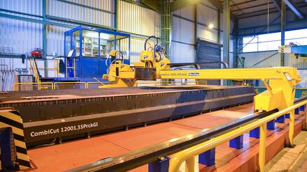 Cutting center of the CombiCut series with a working area of 12,000 x 3,500 mm