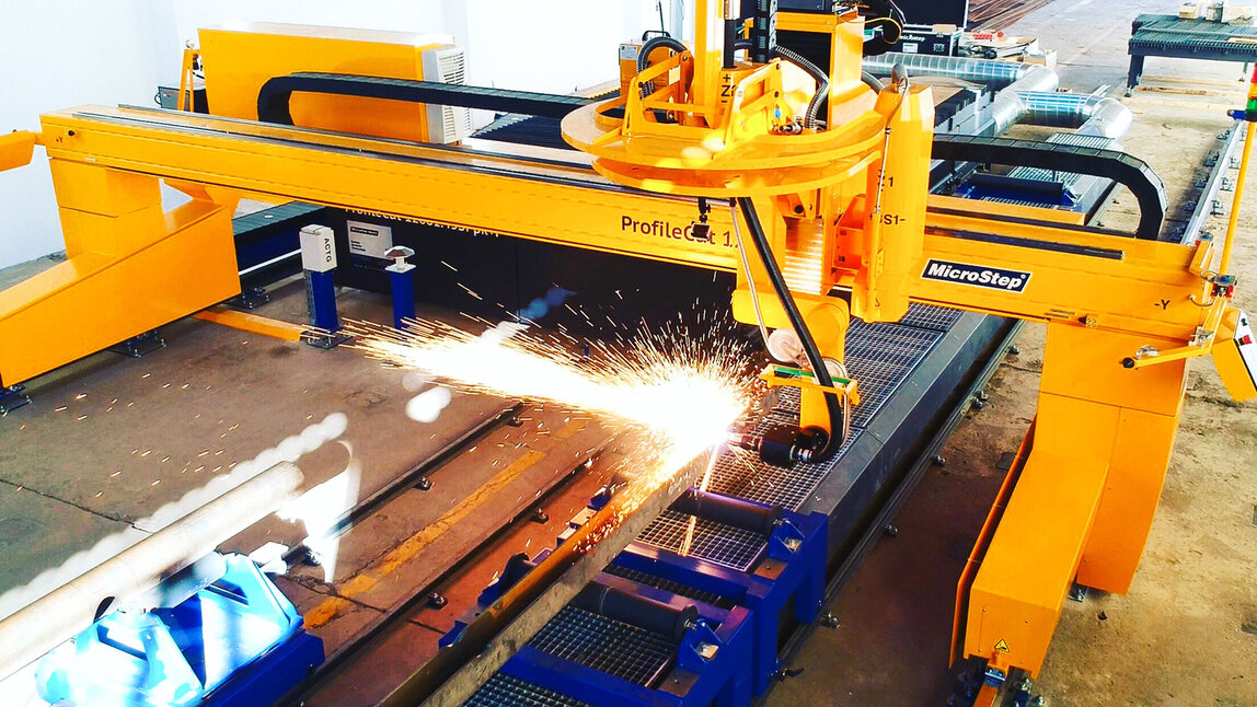 Flexible machining center for beams, pipes and sheets