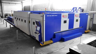 The Italian contract cutter Acciai di Qualità S.p.A. relies among other things on an MSF Max laser system from MicroStep, in which the material is not fed into the cutting cabin by means of a shuttle table, but in which a cabin of variable size travels over a table that extremely large for laser cutting, with a length of 18,000 mm and a width of 3,000 mm.