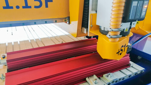 CNC-Fräsen auf einer Arbeitsfläche von 3.000 x 1.500 mm