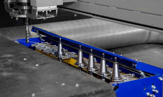 Werkzeugmagazin am Tischende für 8 Werkzeuge (Pick-Up System)